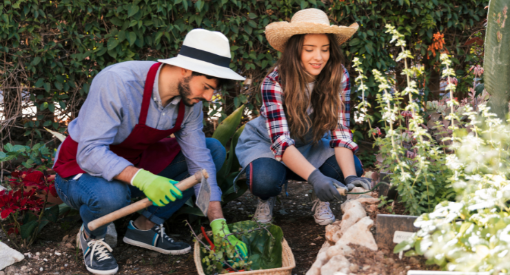 atelier jardinage au Centre social du Trait d'Union à évron