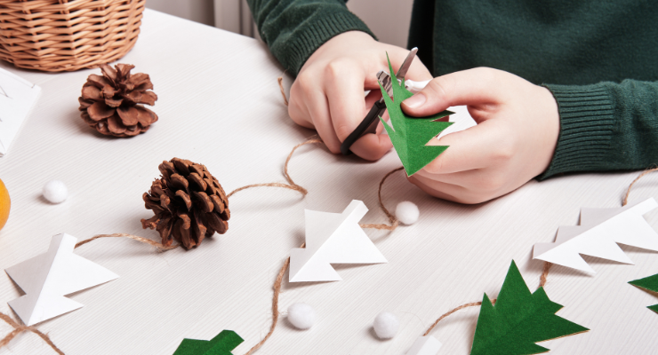 Décoration de sapin de noël avec l’équipe du Trait d’Union à évron