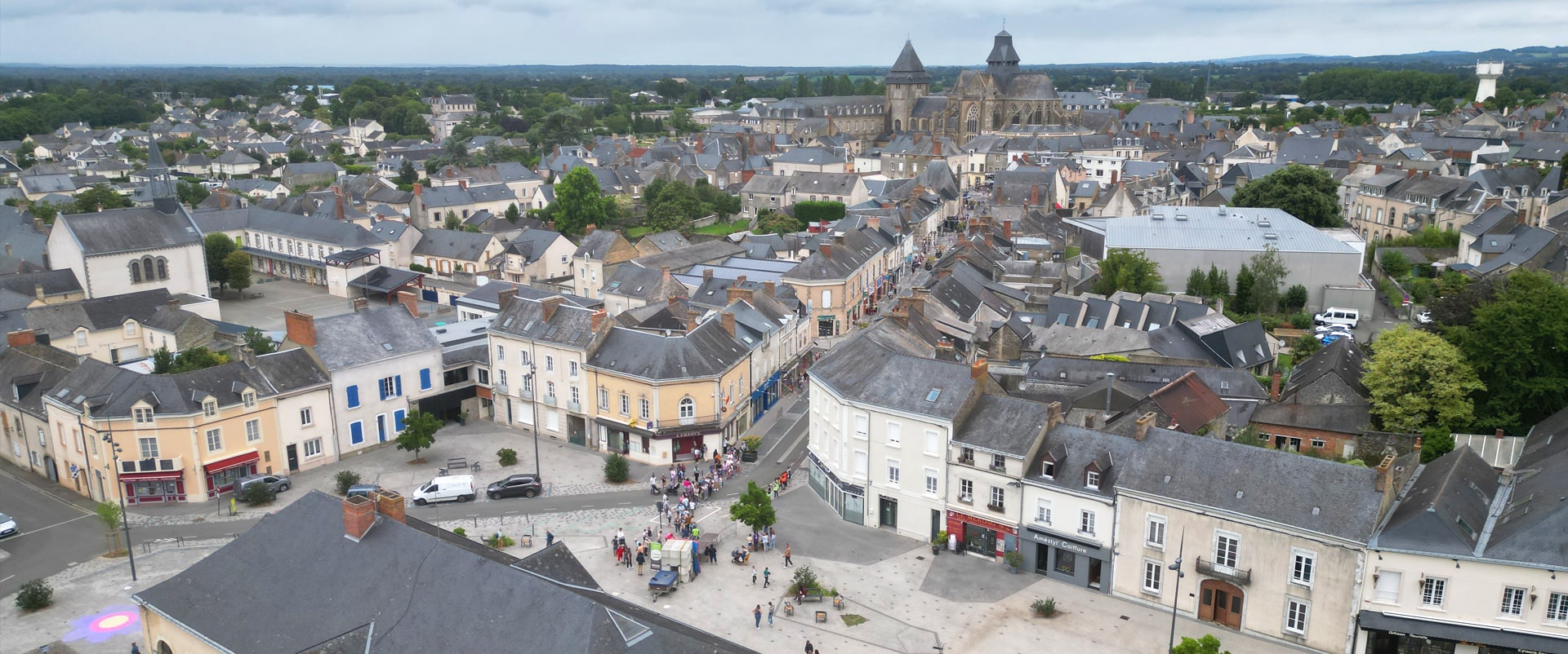 Vue d’Évron en Mayenne dans les Coëvrons